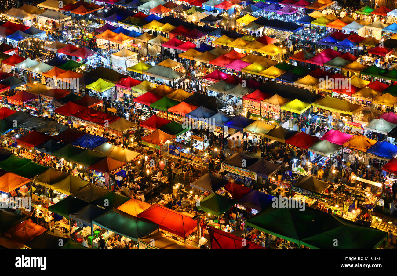 Ratchada mercado nocturno en Bangkok Foto de stock