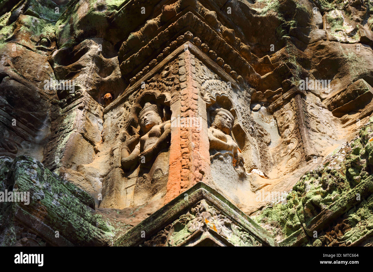 Bajo relieves en antiguos templos en Camboya Foto de stock