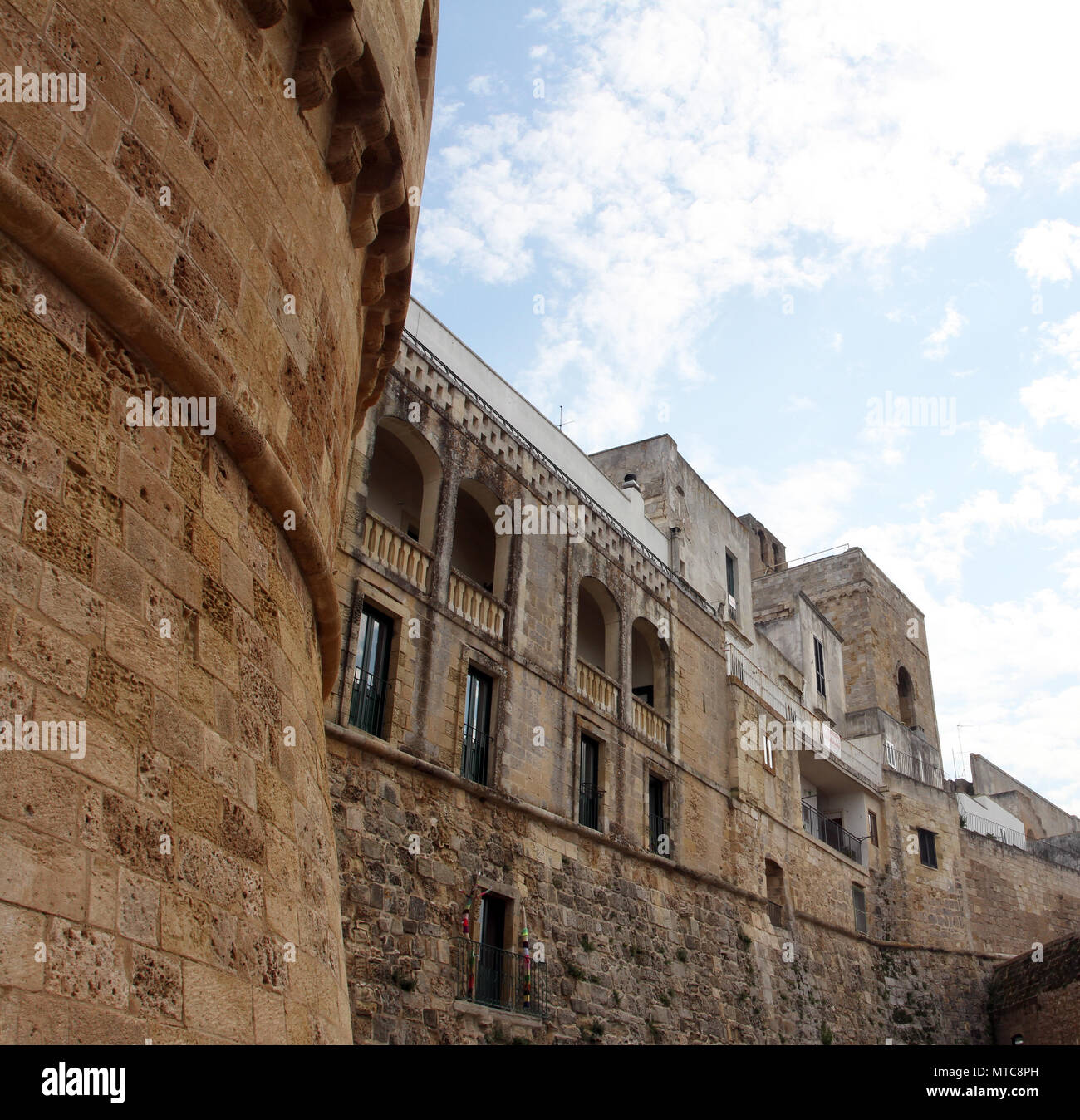 El Castillo de Otranto - Corigliano d'Otranto, Puglia, Italia. Una fachada barroca construida durante el siglo XVII con ménsulas decorativos y anthropomorphi Foto de stock