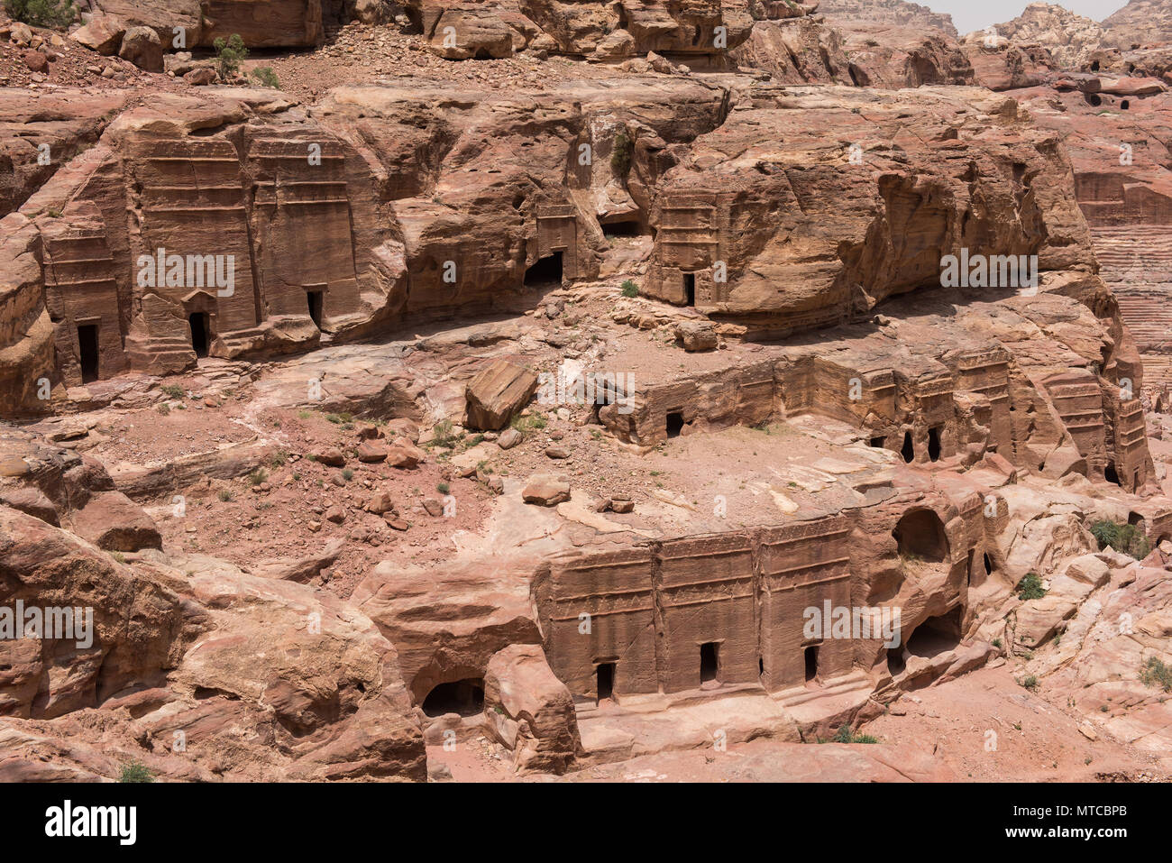 Entrada de una cueva, la tumba real en Petra, Jordania. Metro rocas antiguas talladas, utilizada como lugar de enterramiento Foto de stock
