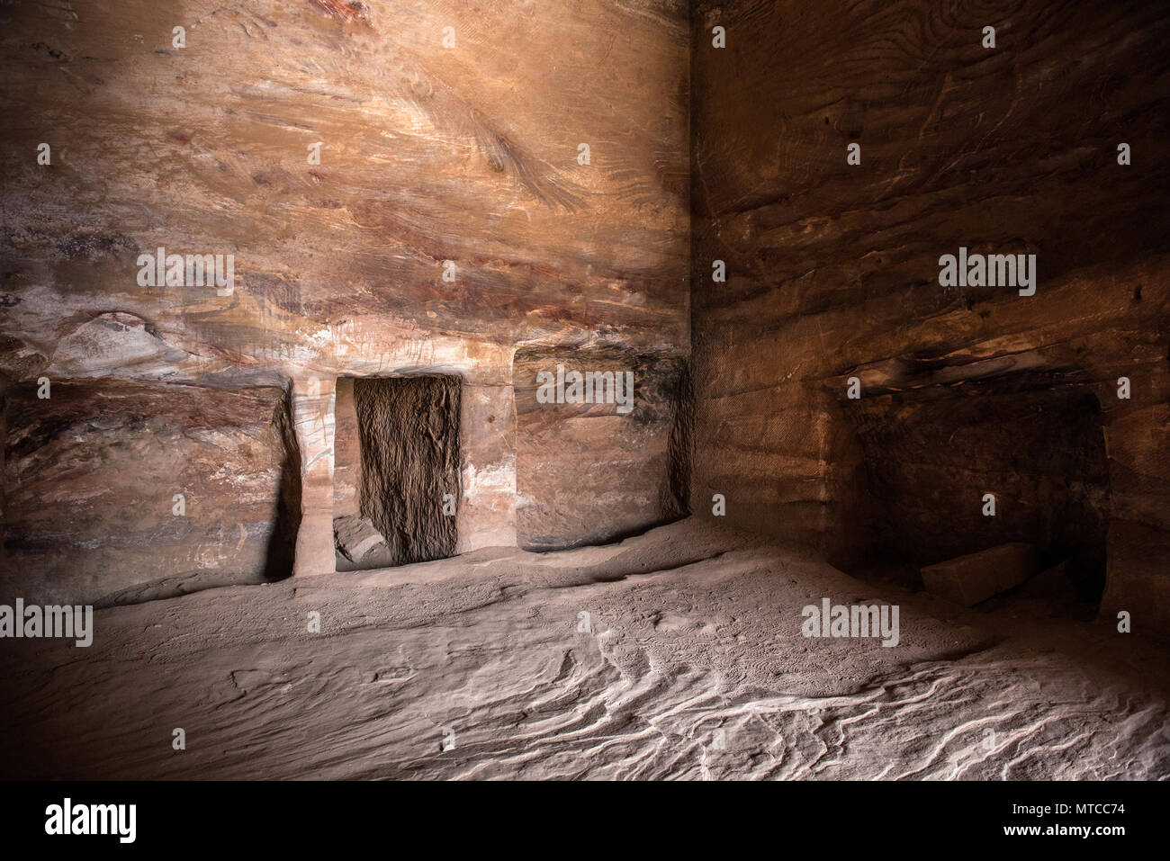 En el interior de una tumba real en Petra, Jordania. Metro rocas antiguas talladas, cueva utilizada como lugar de enterramiento Foto de stock