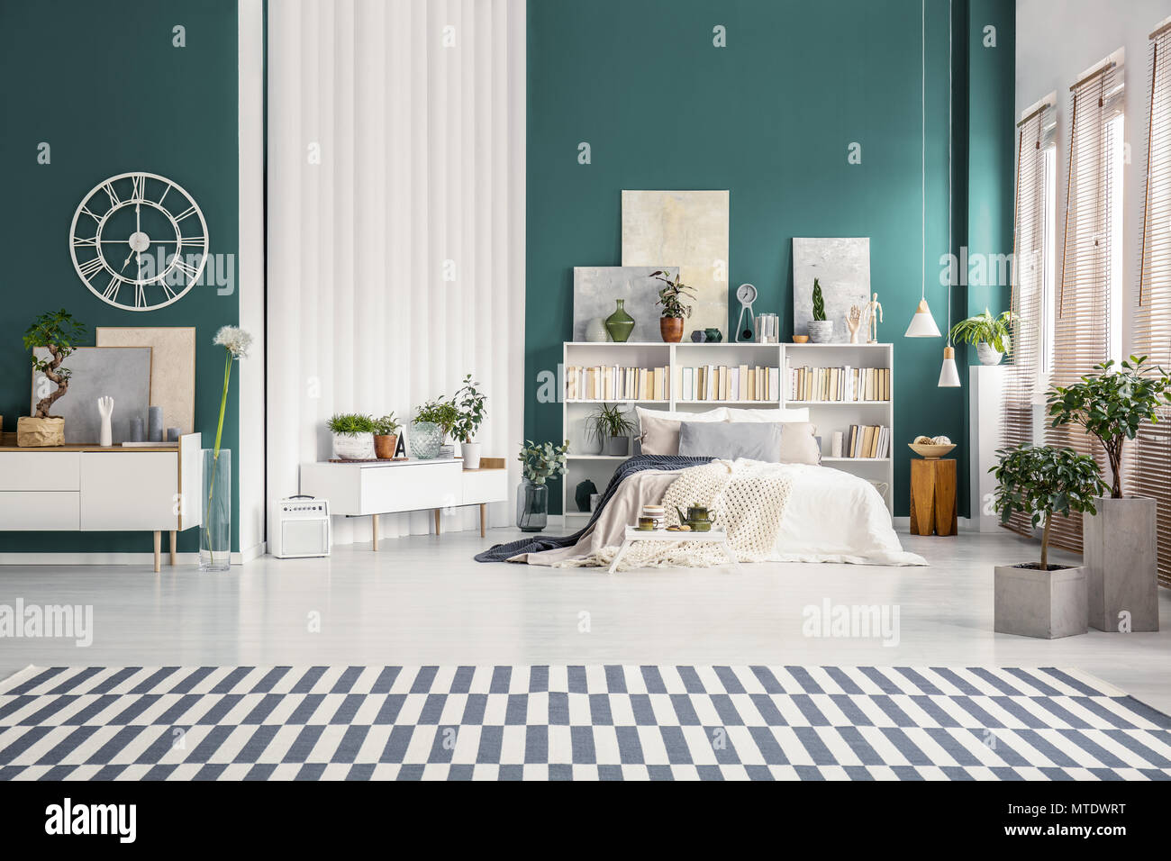 Espacioso apartamento tipo estudio interior con paredes verde turquesa,  blanco y cama doble muebles escandinavos Fotografía de stock - Alamy