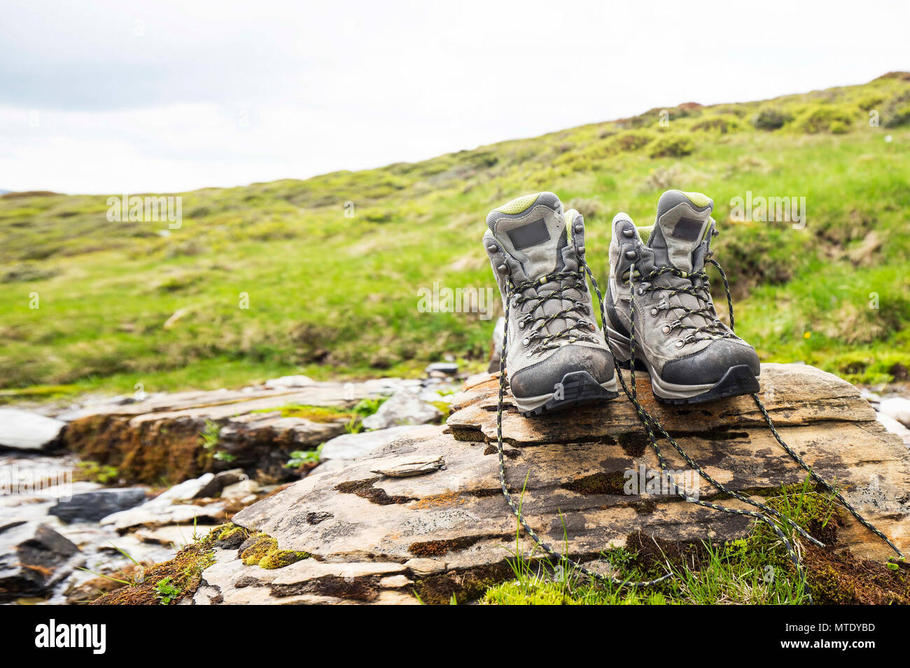 Senderismo botas de montaña, trekking y senderismo, equipamiento para  calzado outdoor senderos de montaña Fotografía de stock - Alamy