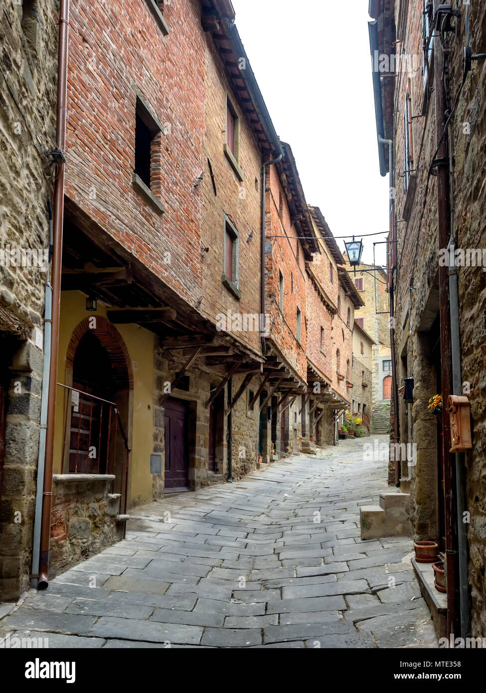 burlarse de admirar Escuela de posgrado Casas medievales construidas en los muros de la ciudad de Cortona, Toscana  Italia Fotografía de stock - Alamy