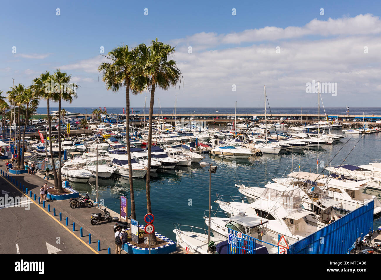 Barcos y amarres en el puerto deportivo de Puerto Colón, Playa de Las  Americas, Tenerife, Islas Canarias, España Fotografía de stock - Alamy