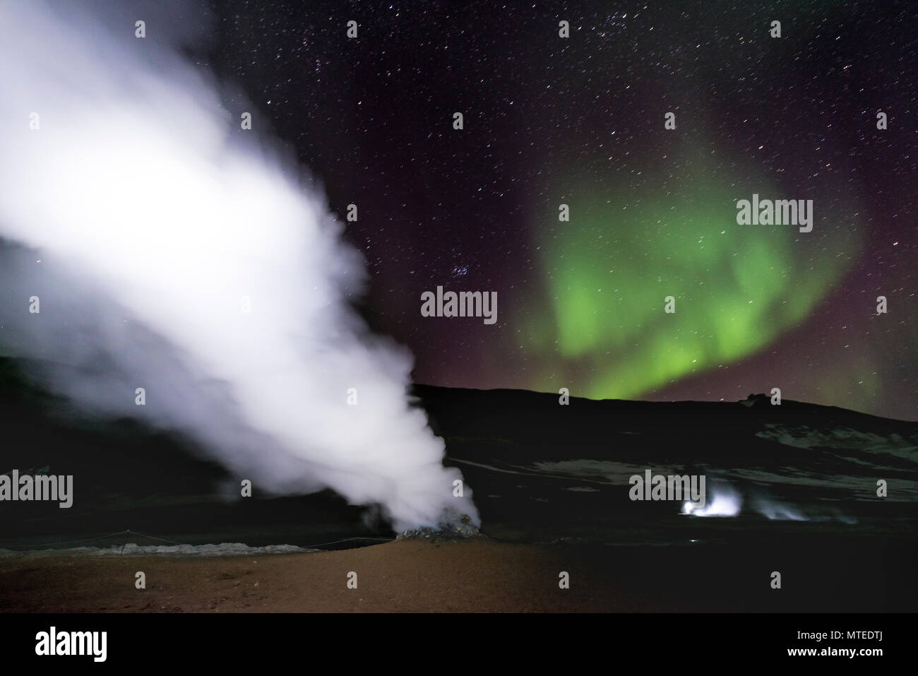 Fumarola, Hverir área geotérmica, las Luces del Norte (Aurora Borealis), cerca de Mývatn, en el norte de Islandia, Islandia Foto de stock