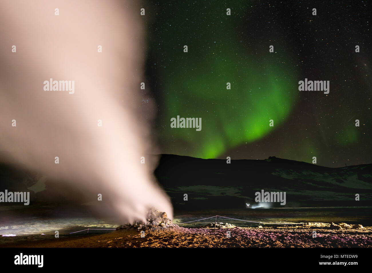 Fumarola, Hverir área geotérmica, las Luces del Norte (Aurora Borealis), cerca de Mývatn, en el norte de Islandia, Islandia Foto de stock
