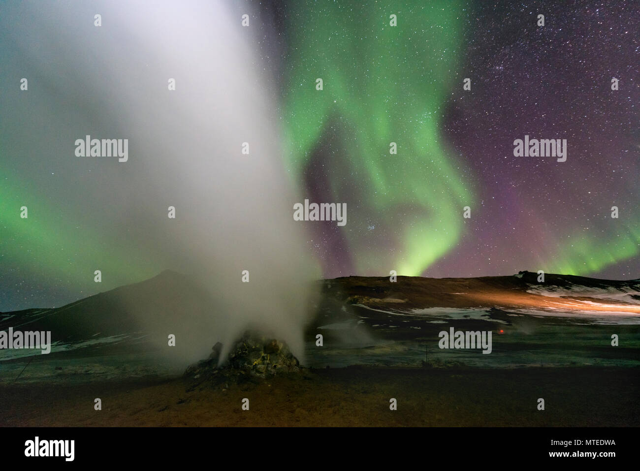 Fumarola, Hverir área geotérmica, las Luces del Norte (Aurora Borealis), cerca de Mývatn, en el norte de Islandia, Islandia Foto de stock