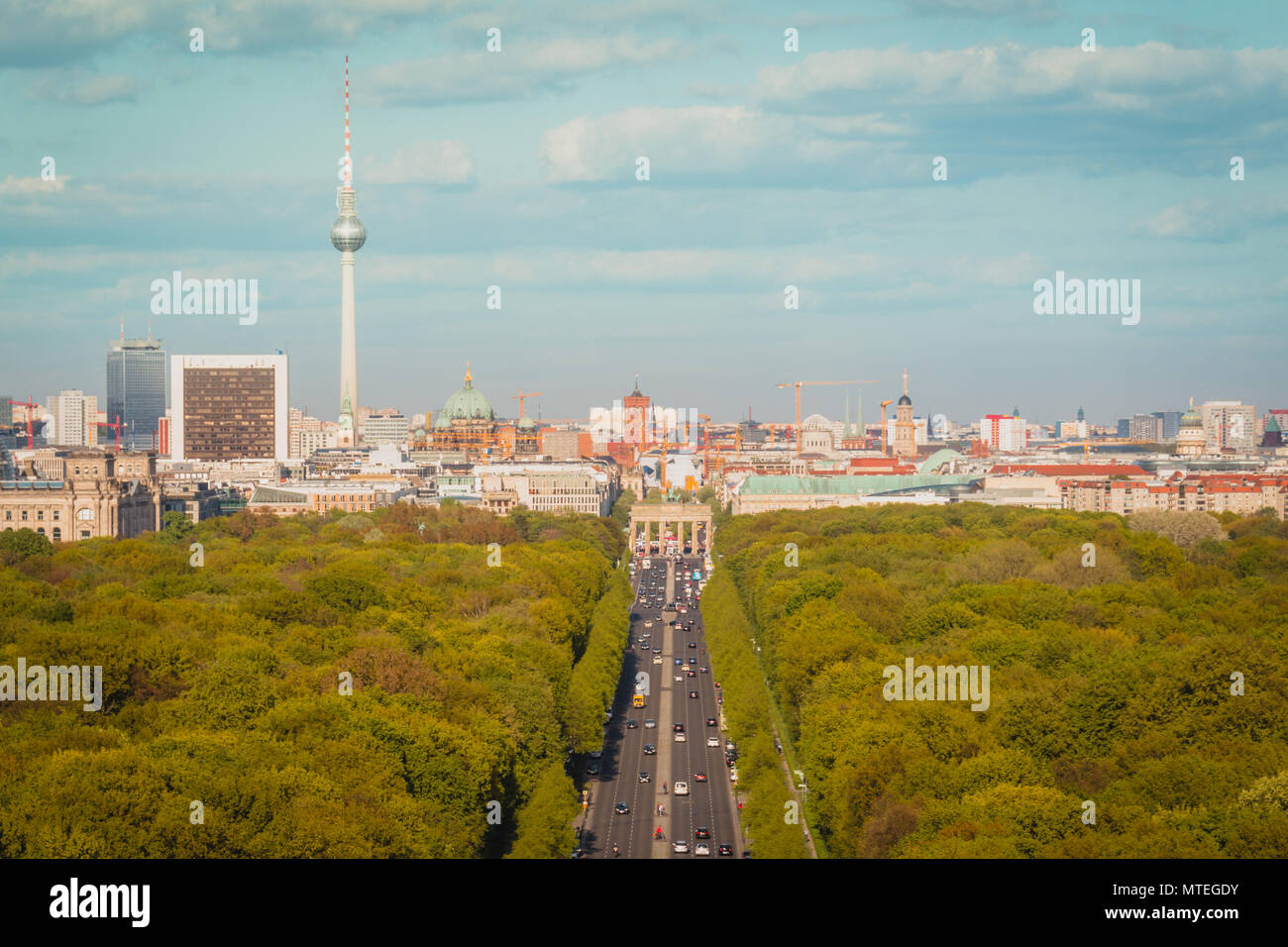 Antena - skyline de Berlín, La Puerta de Brandenburgo, el Reichstag y la Torre de Televisión Ayuntamiento Rojo Foto de stock