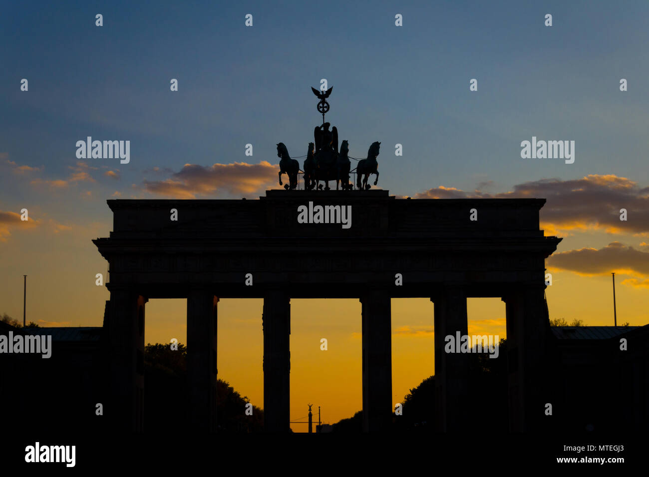 Silueta de la puerta de Brandenburgo (Brandenburger Tor) con el atardecer de fondo del cielo Foto de stock