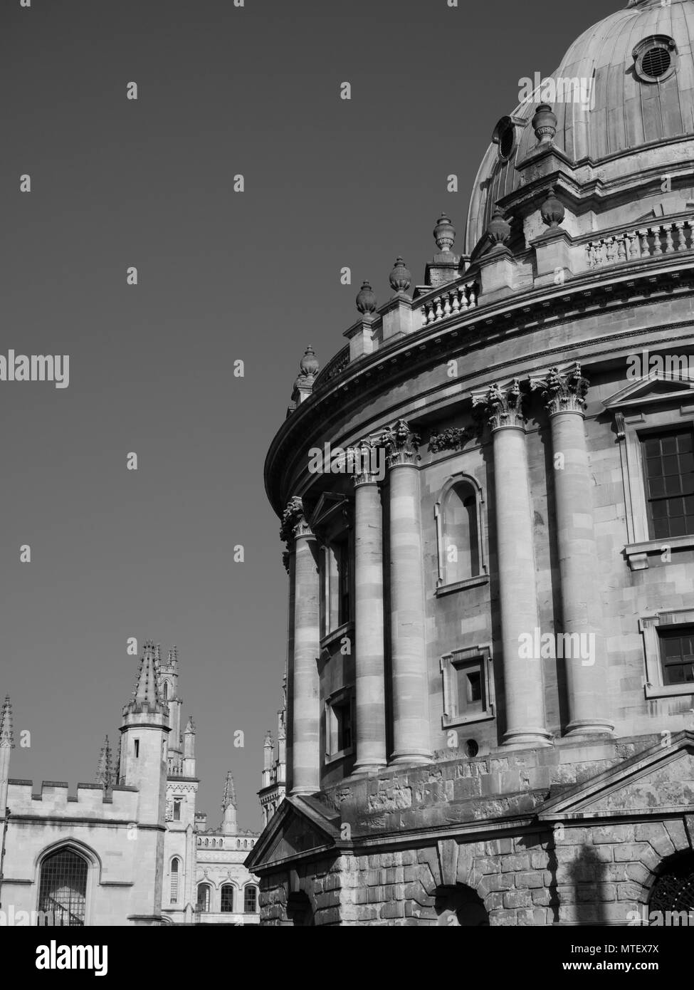 Radcliffe Camera Biblioteca de Referencia de la Universidad de Oxford, con All Souls College, en el fondo, Radcliffe Sq, Oxford, Oxford, Inglaterra, Reino Unido, GB. Foto de stock