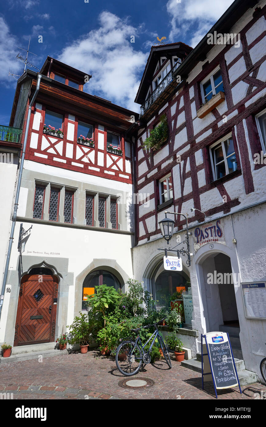 Bastidor de madera ornamentados edificios en Konstanz ciudad vieja (Pastis Restaurante) Foto de stock