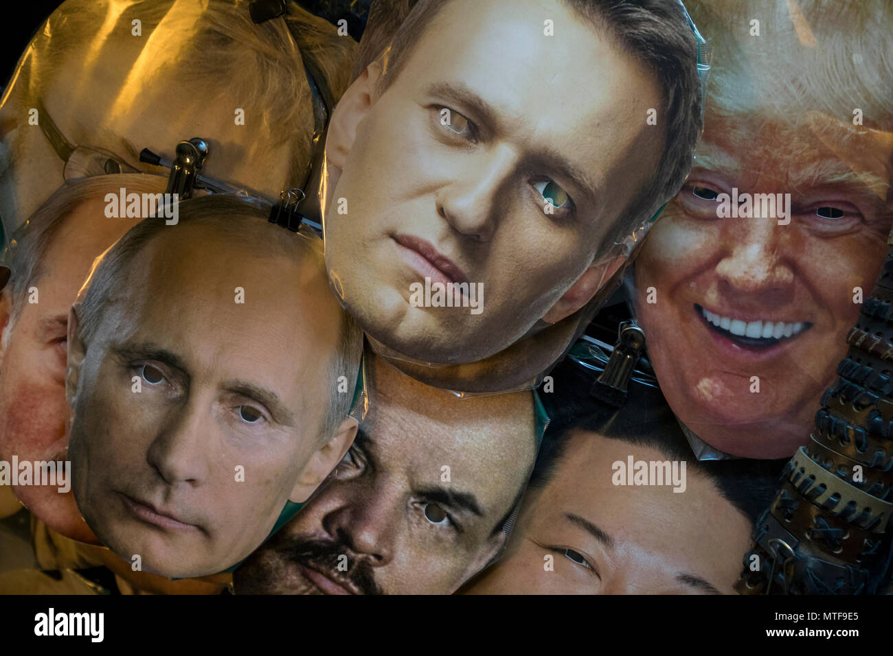 Máscaras de Vladimir Putin, Alexei Navalny, Vladimir Lenin, Donald Trump acostarse sobre un contador de un souvenir stand en Nevsky Prospekt, en San Petersburgo, Russi Foto de stock
