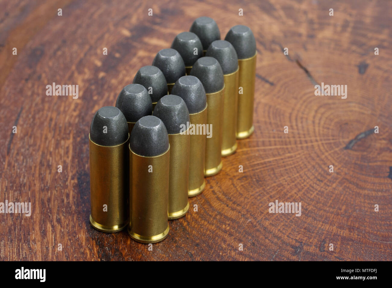 Cartuchos de revólver .45 cal Wild West período sobre fondo de madera  Fotografía de stock - Alamy