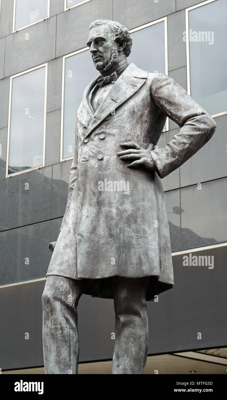 Estatua de la victoria de ferrocarril ingeniero Robert Stevenson en peramanent exhibición pública fuera de la estación Euston de Londres. Esculpida en 1 Foto de stock