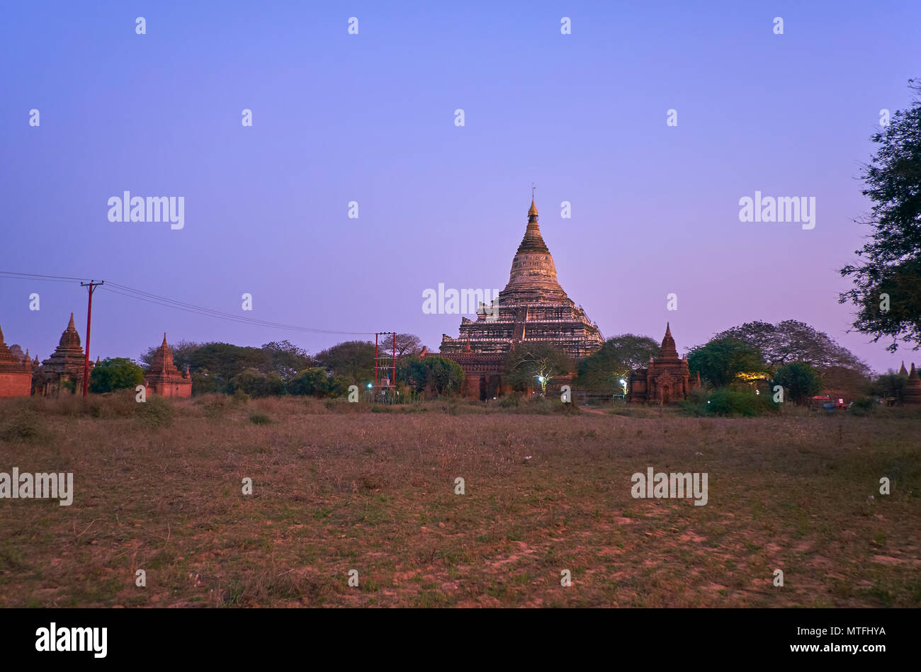 Twilights en Bagan parque arqueológico es el momento más romántico en un día con su iluminación única y humor, Myanmar Foto de stock