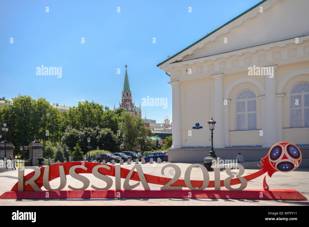 La inscripción "Rusia 2018' instalado antes del comienzo de la Copa Mundial de la FIFA en la Plaza Manezh. Poca gente, el Kremlin y Manege Sq. en segundo plano. Foto de stock