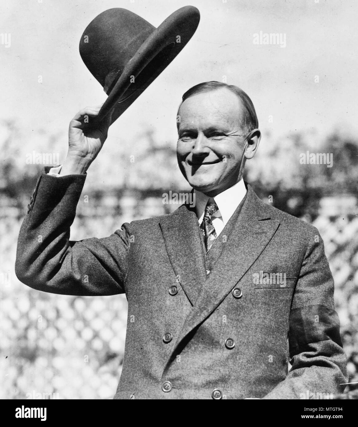 Calvin Coolidge, retrato de longitud media, de pie, mirando hacia la izquierda, inclinando su sombrero. Octubre de 1924 Foto de stock