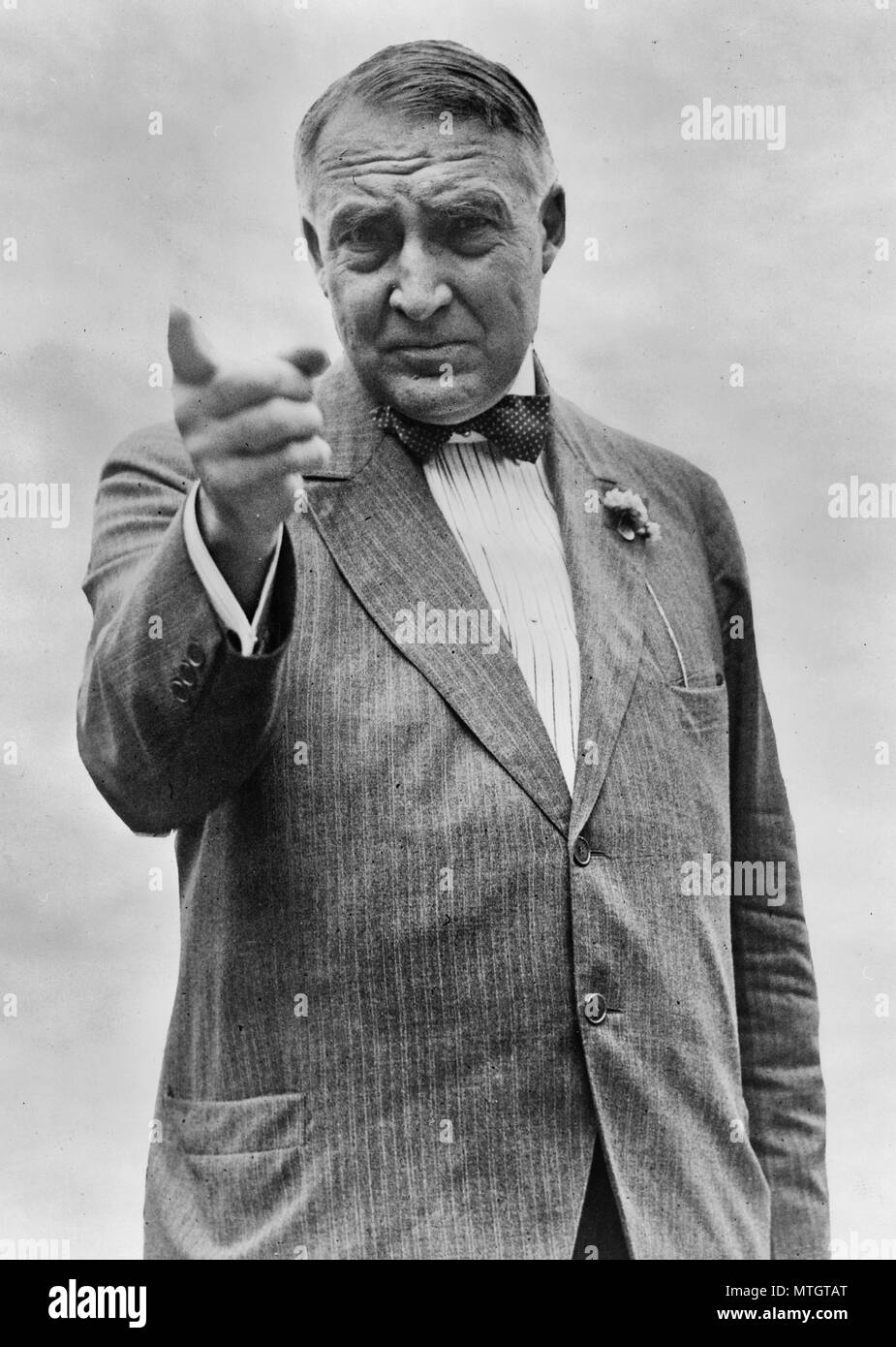Warren G. Harding retrato de longitud media, de pie, mirando hacia la parte delantera, gesticulando con la mano derecha, el dedo índice extendido. 1920 la campaña presidencial de EE.UU. Foto de stock
