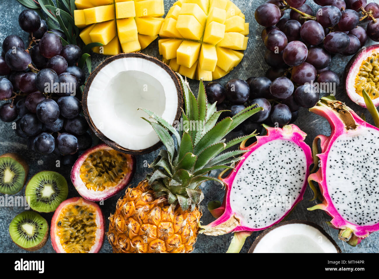Surtido de frutas tropicales exóticas. La maracuyá, dragonfruit, mango, piña, kiwi, uvas y coco. Fondo de alimentos frescos. Comer sano, ve Foto de stock