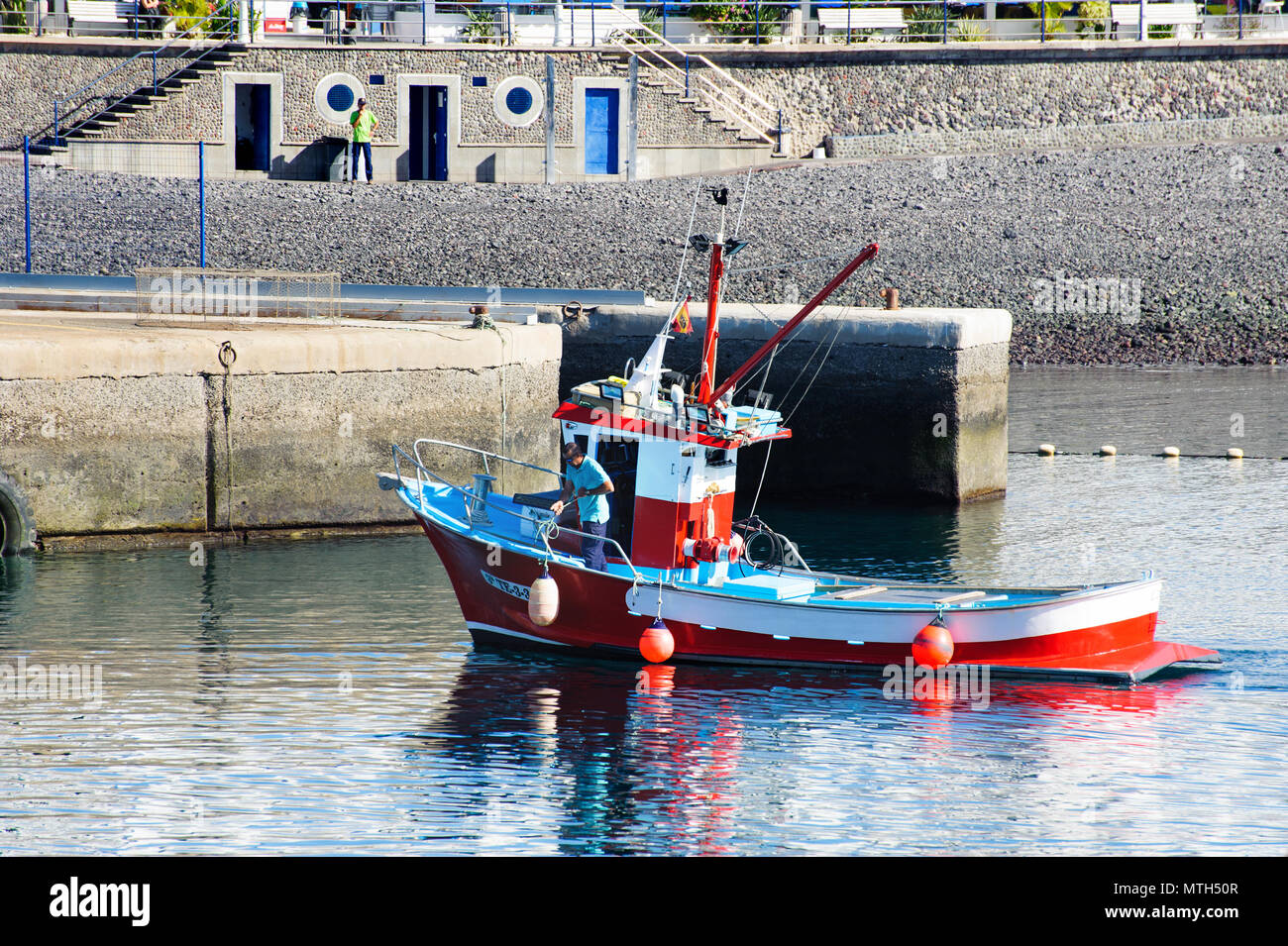 Agaete, Gran Canaria - 24 de diciembre de 2017, los pescadores regresan en el puerto de Las Nieves, en Agaete, Gran Canaria, Foto de stock