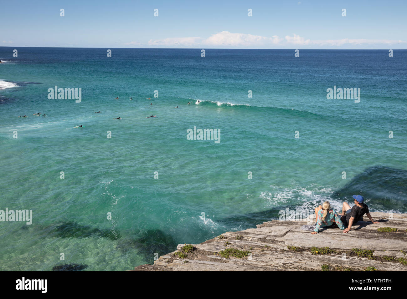 Los surfistas en Watchng Bronte Beach en Sydney, NSW, Australia Foto de stock