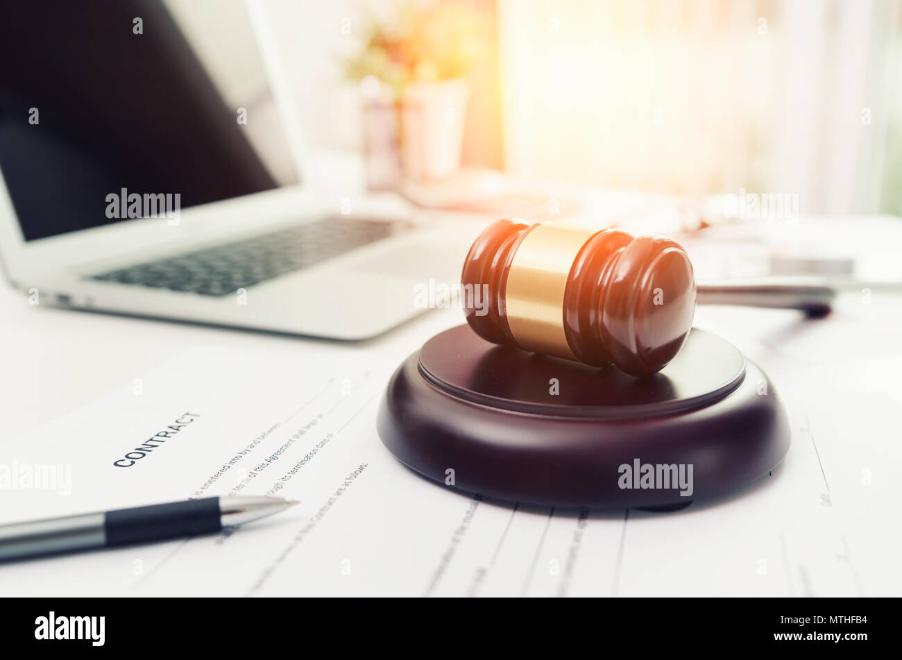 Martillo de madera en la oficina de abogado y procurador. Online, derecho, tecnología, justicia concepto Foto de stock