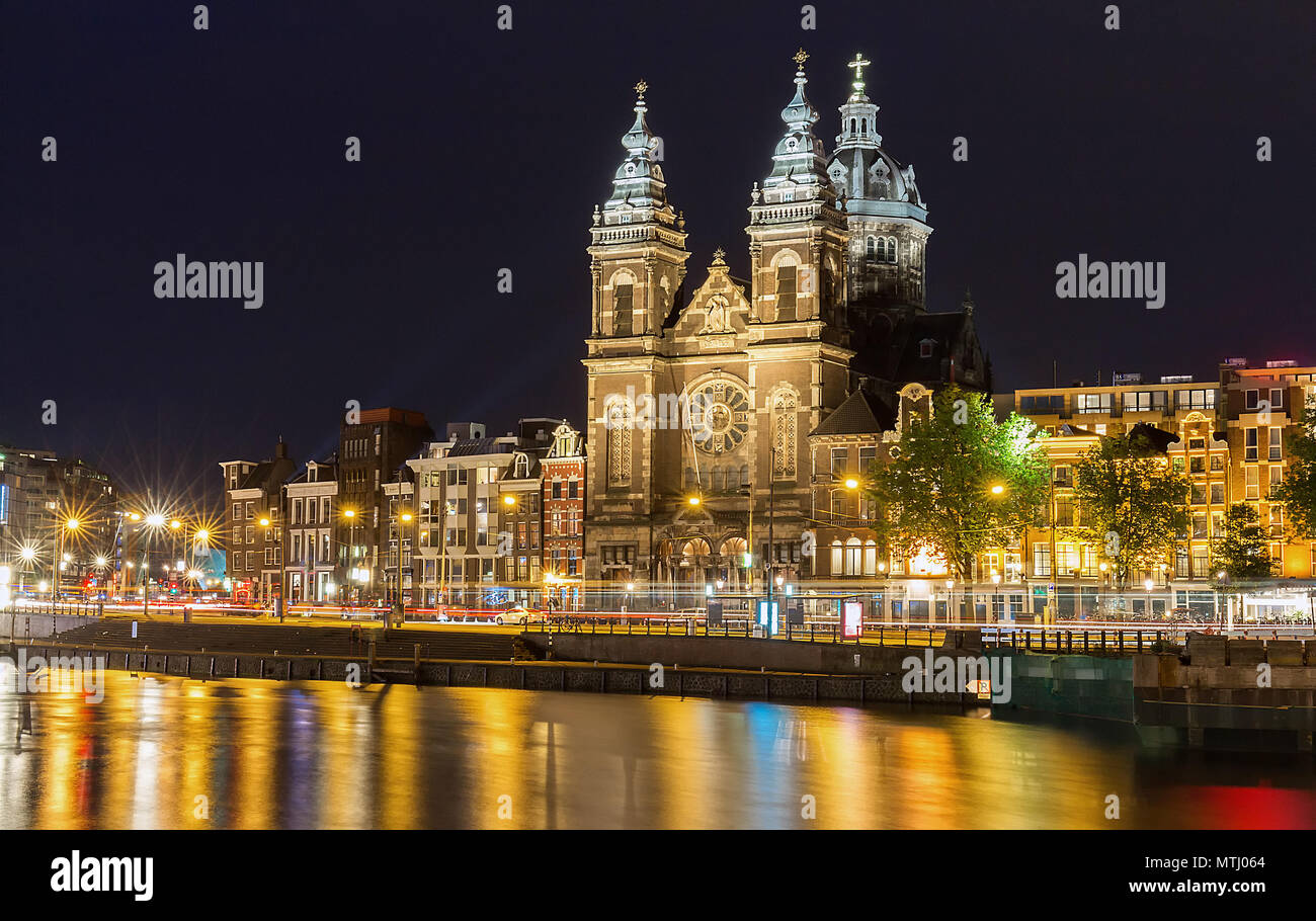 Noche con vistas a la ciudad de los canales de Ámsterdam y la Basílica de San Nicolás, Holanda, Países Bajos. Foto de stock