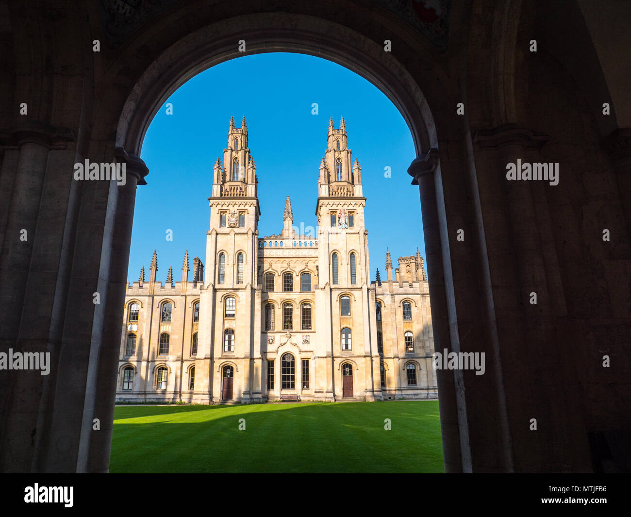 All Souls College (Colegio de las almas de todos los fieles difuntos), mundos más el examen de ingreso a la Universidad de Oxford, Oxford, Inglaterra, Reino Unido, GB. Foto de stock