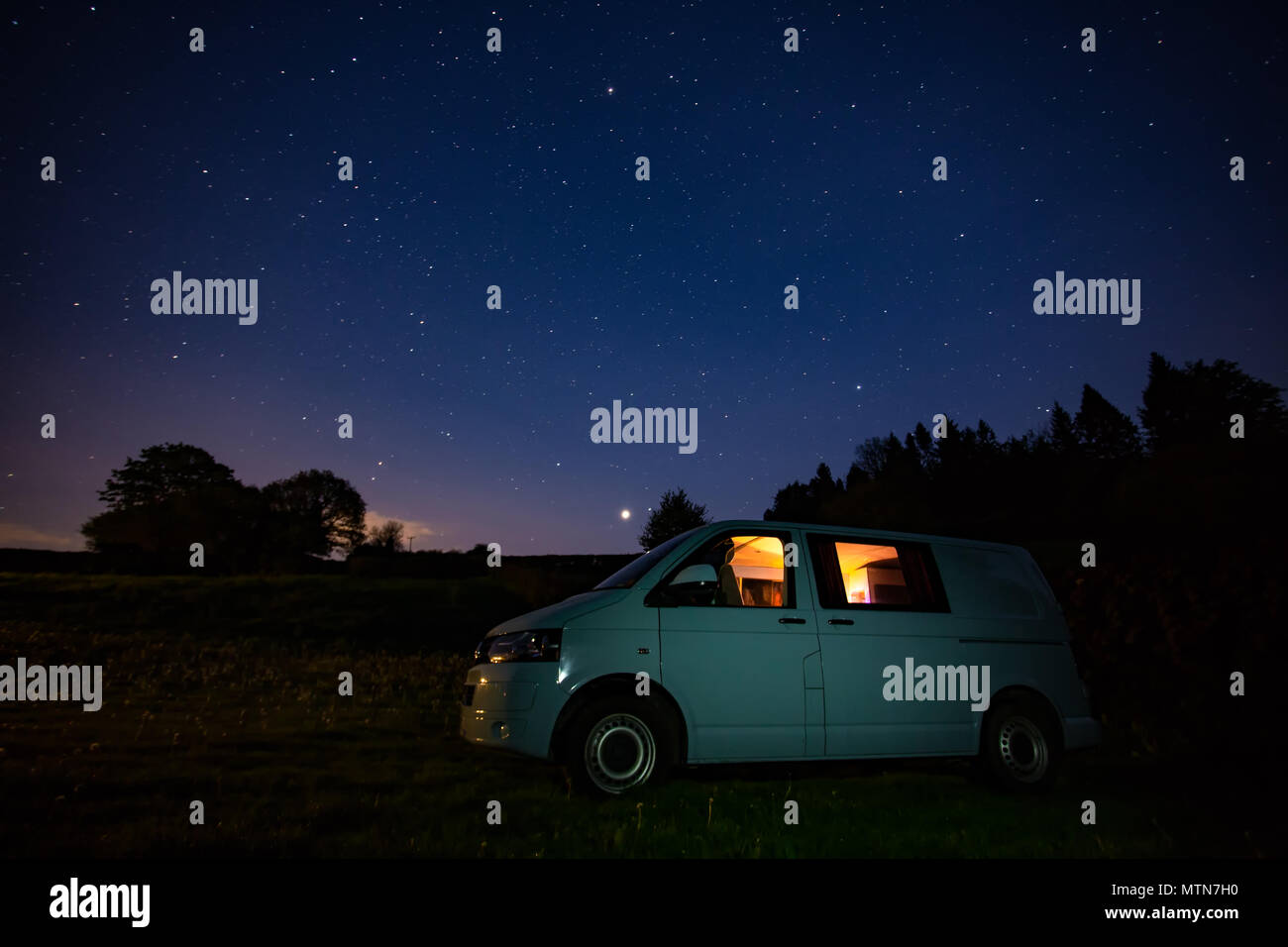Autocaravana estacionado toda la noche admirando las estrellas, Dartmoor, Devon, Reino Unido Foto de stock