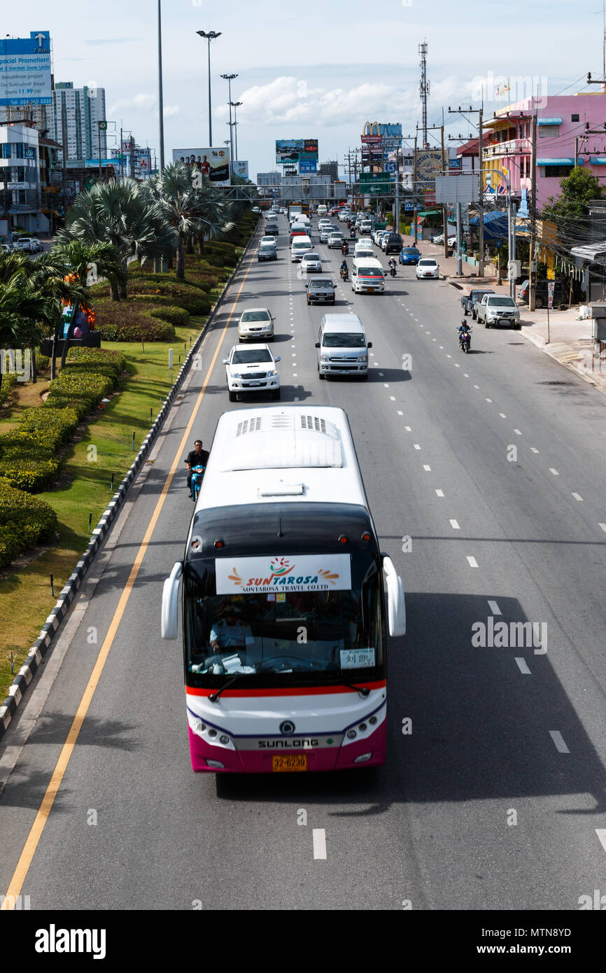 PATTAYA, Chonburi, Tailandia - Julio 7 : Pattaya el tráfico vehicular. Los autobuses y coches pasando por el norte de Pattaya camino al sur de Pattaya, Pattaya es el más Foto de stock