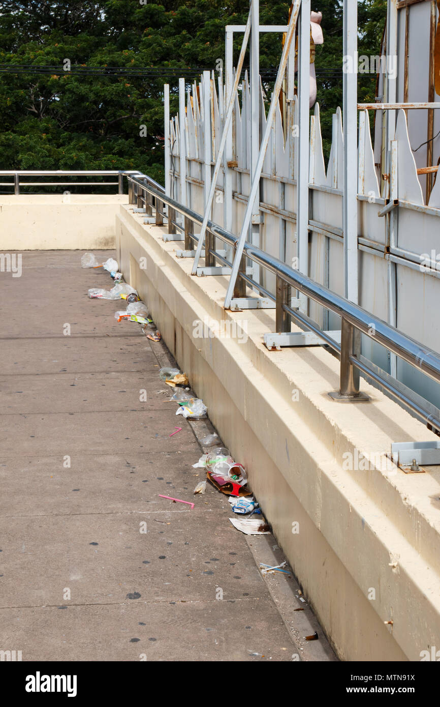 PATTAYA, Chonburi, Tailandia - Julio 7 : lleno de basura en el viaducto, en la ciudad de Pattaya. El 7 de julio , 2014 Pattaya, Chonburi, Tailandia. Foto de stock