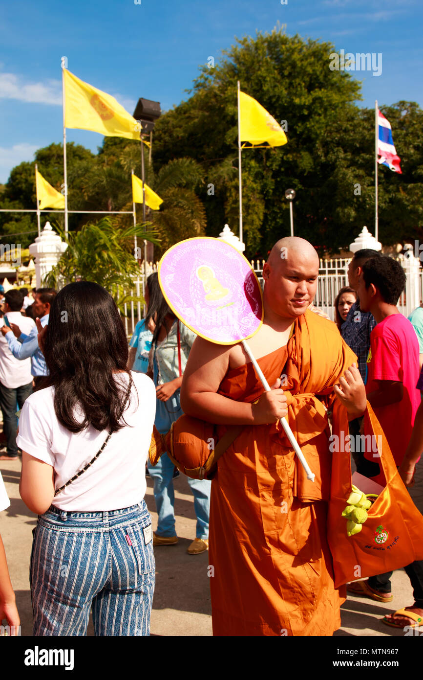 CHONBURI, Tailandia - Junio 29; nuevo monje budista no identificado en la ceremonia de ordenación nuevo monje budista en Junio 29,2014 En Wat Luang I en Chonburi , Foto de stock
