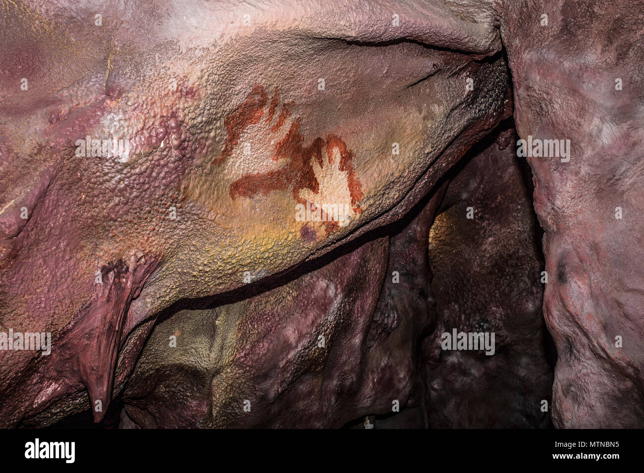 Cáceres, España - 27 de mayo de 2018: la cueva de Maltravieso réplica con los Neandertales cuatro dedos de la mano las impresiones, Cáceres, España Foto de stock