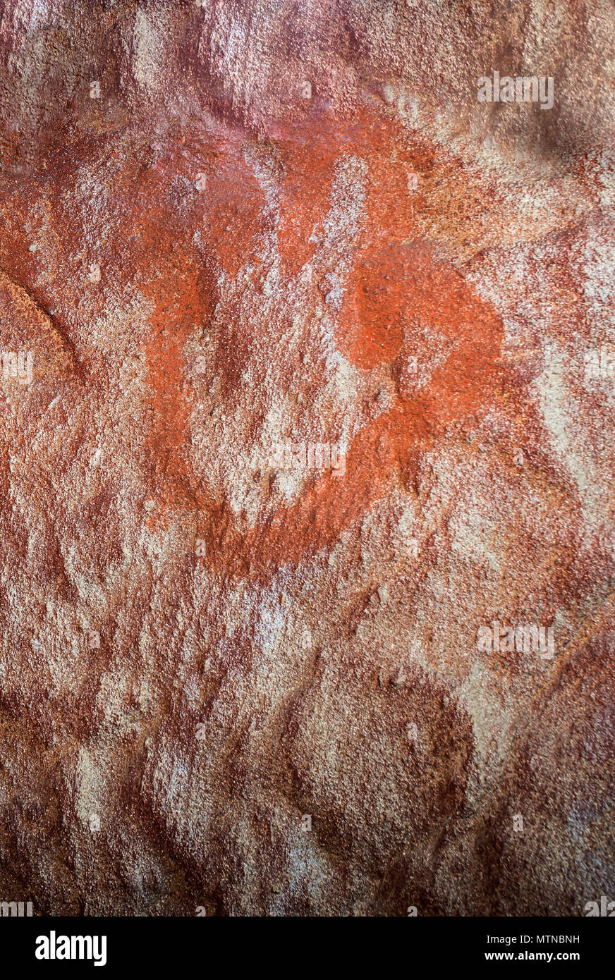 Cáceres, España - 27 de mayo de 2018: la cueva de Maltravieso réplica con los Neandertales cuatro dedos de la mano las impresiones, Cáceres, España Foto de stock