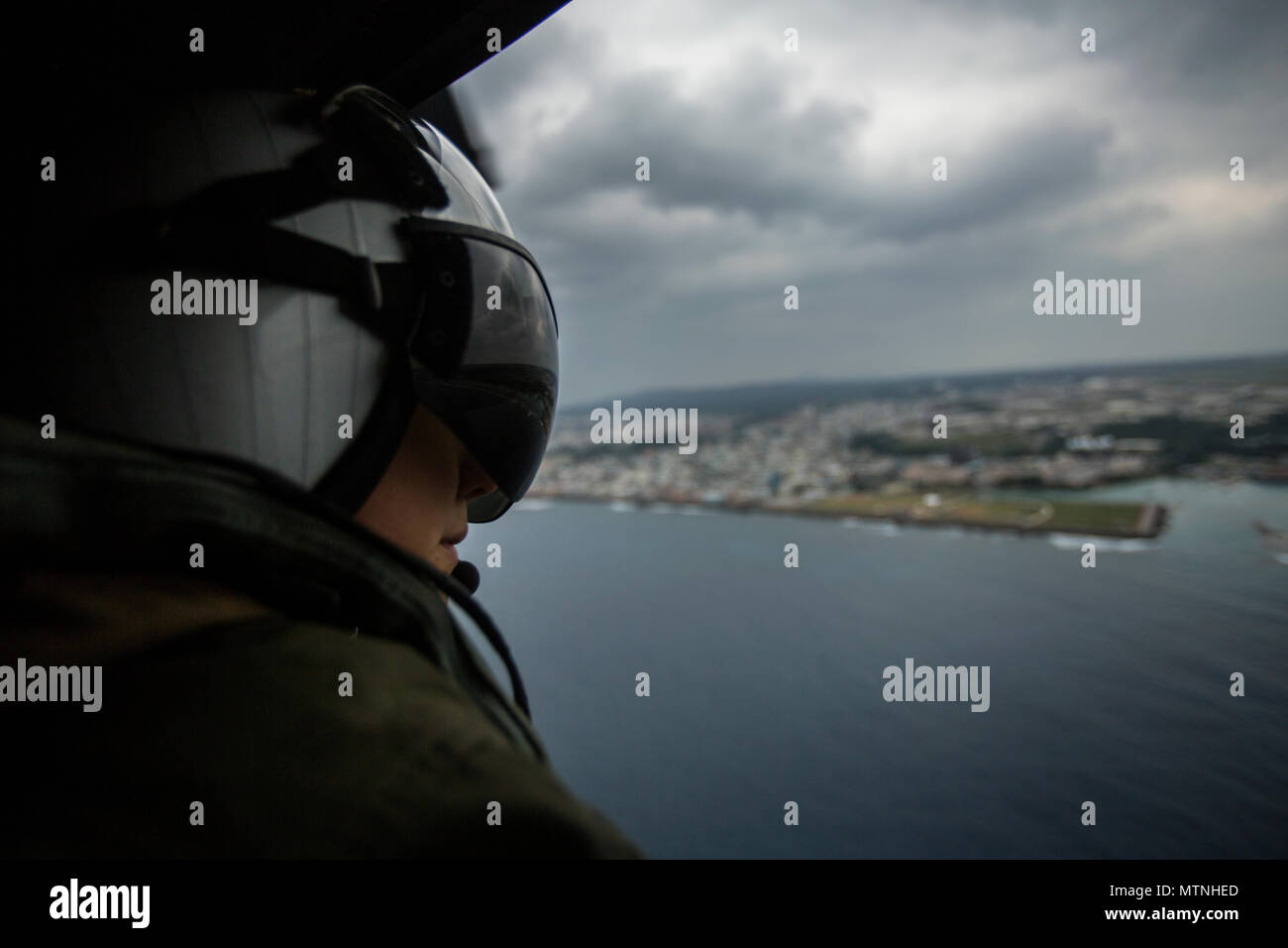 Cpl. Monique relojes Romo como el UH-1Y Huey vuela al punto de  reabastecimiento de combustible y armado de avance en Ie Shima, la isla de  Okinawa, Japón, el 10 de enero. 2016.