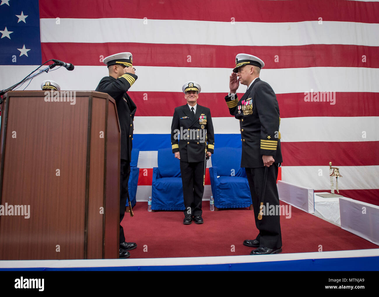 170109-n-ésimo560-383 Sasebo, Japón (Ene. 9, 2017) el capitán George B. Doyon, izquierda, alivia el capitán Marvin E. Thompson como comandante de escuadrón anfibio (PHIBRON) 11 durante una ceremonia de cambio de mando a bordo del buque de asalto anfibio USS Bonhomme Richard (LHD 6). El buque es desplegadas en Sasebo, Japón, proporcionando la capacidad de respuesta rápida en caso de desastre natural o de contingencia regional. (Ee.Uu. Navy photo by Mass Communication Specialist 3ª clase Jeanette Mullinax/liberado) Foto de stock
