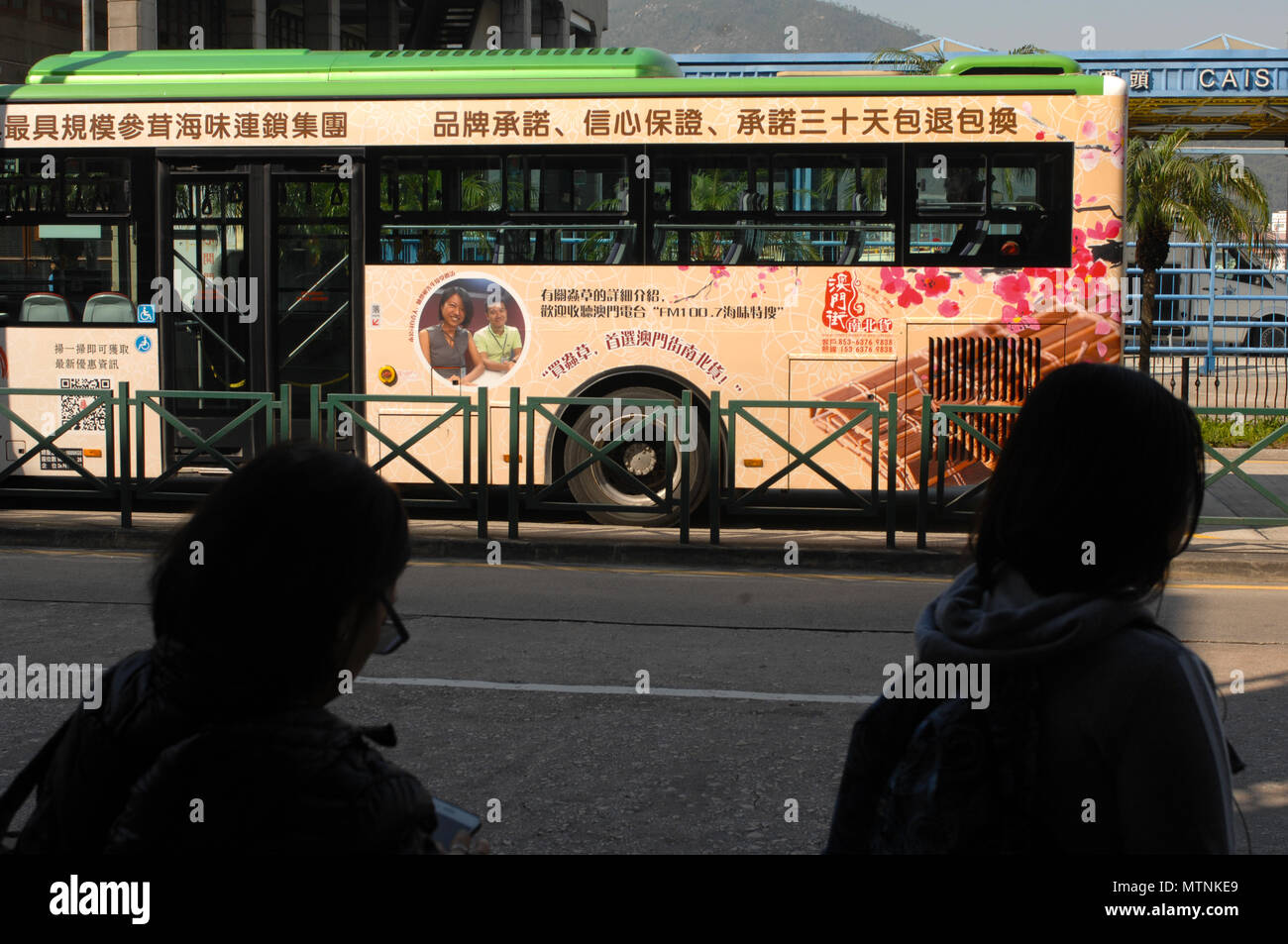 Autobús decorado con escritura china, Macao, China. Foto de stock