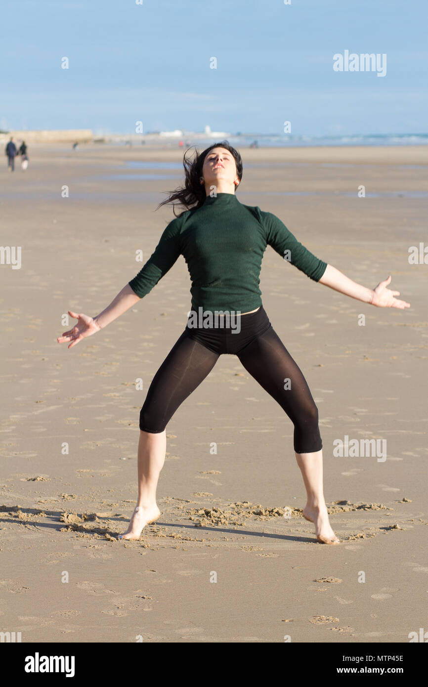 Bailarina en la playa Sunset, libre coreografía Foto de stock