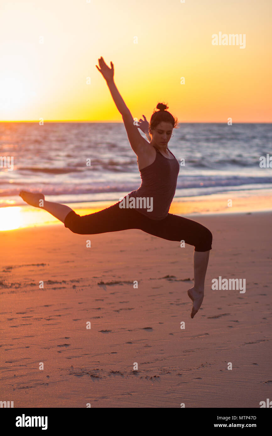 Bailarina en la playa Sunset, libre coreografía Foto de stock
