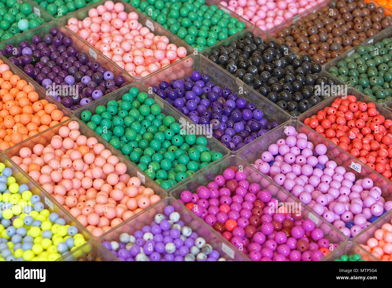 Colorida artesanía perlas de plástico el material de las bandejas  Fotografía de stock - Alamy