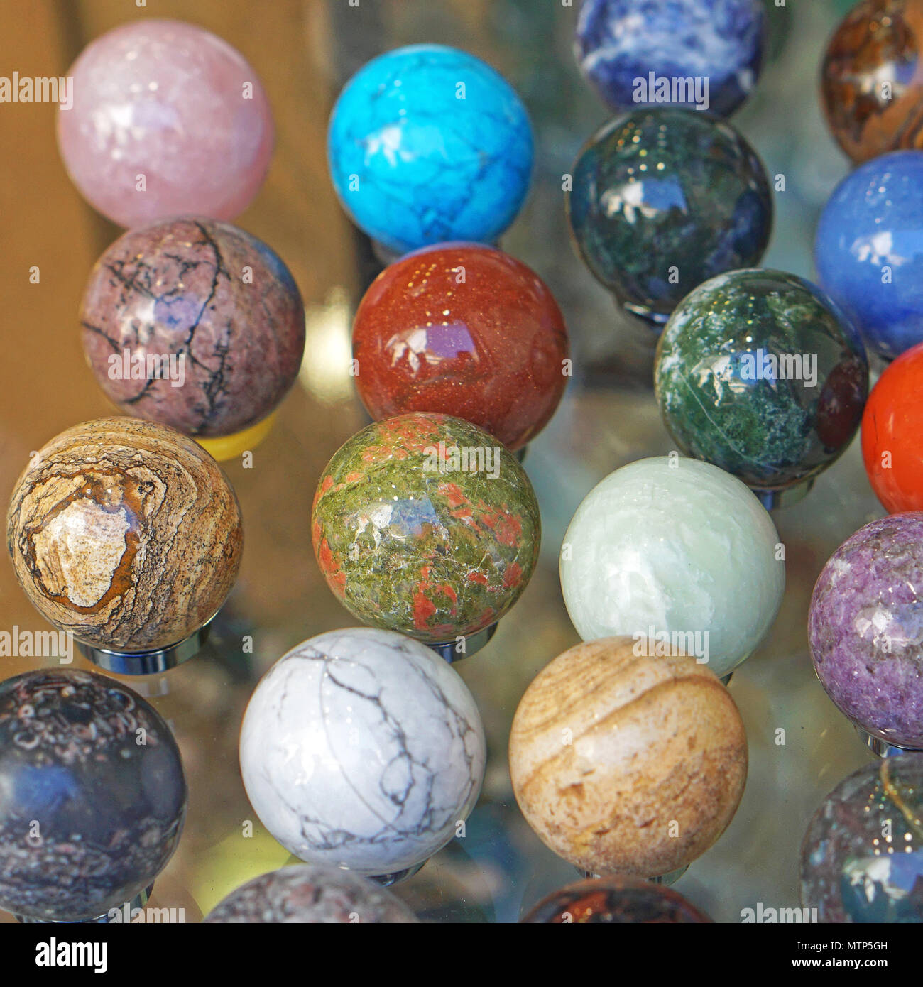 Grandes bolas decorativas de mármol color Fotografía de stock - Alamy