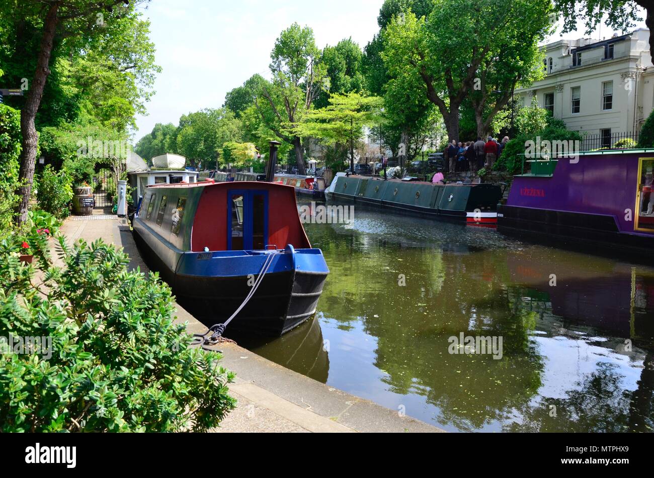 Barcos de canal en el Regents Canal, Little Venice, Londres, Inglaterra Foto de stock