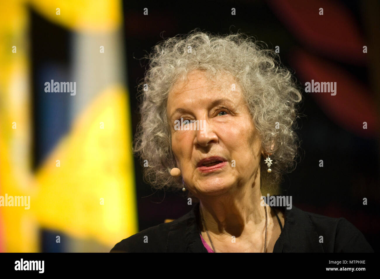 Margaret Atwood hablando en el escenario de la carpa de Tata en 2018 FESTIVAL DE HENO HENO-on-Wye Gales Powys UK Foto de stock