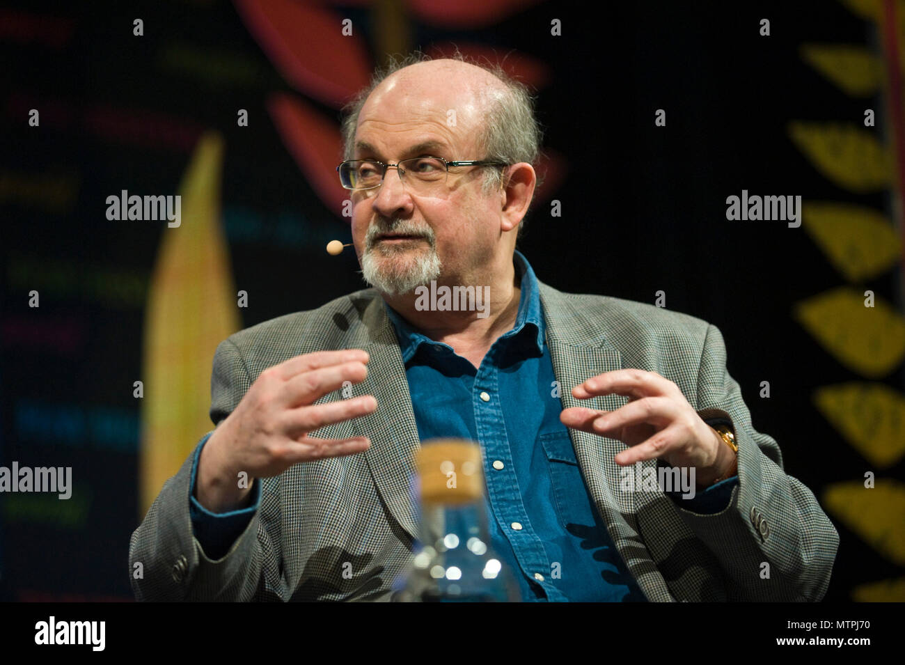 Hablando de Salman Rushdie en el escenario de la carpa de Tata en 2018 FESTIVAL DE HENO HENO-on-Wye Gales Powys UK Foto de stock