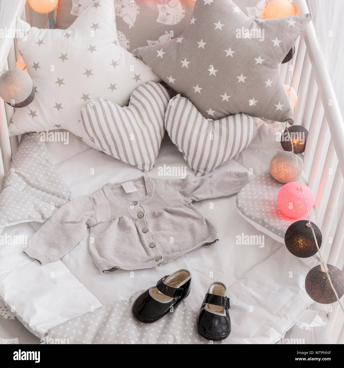 Foto de una cuna decorada en un moderno cuarto de bebé Fotografía de stock  - Alamy