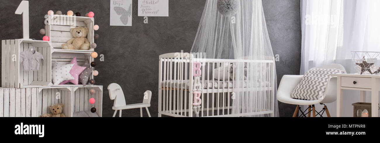 La habitación del bebé con cunas, blanco elegante unidad de estanterías artesanales decoraciones Fotografía de stock -