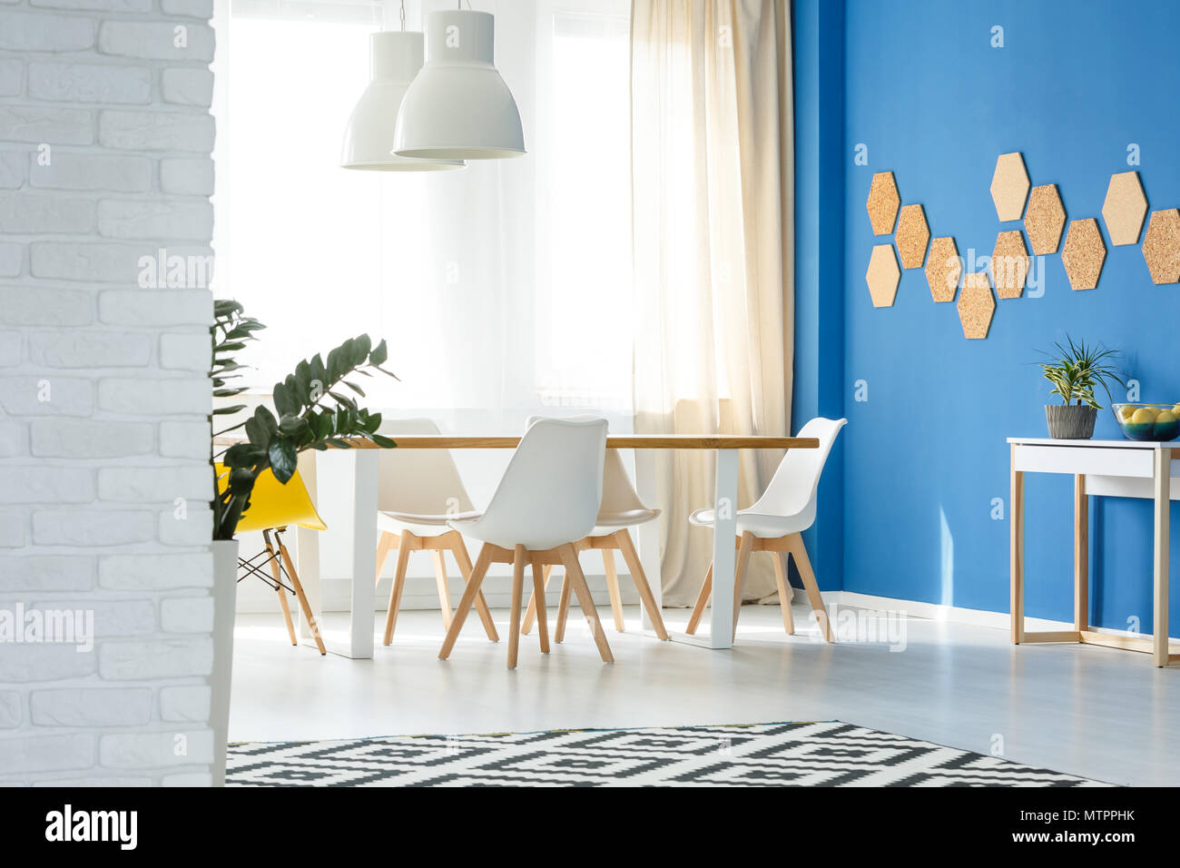 Sillas De Madera Blanco Y Moderno Diseno Interior En Comedor Con