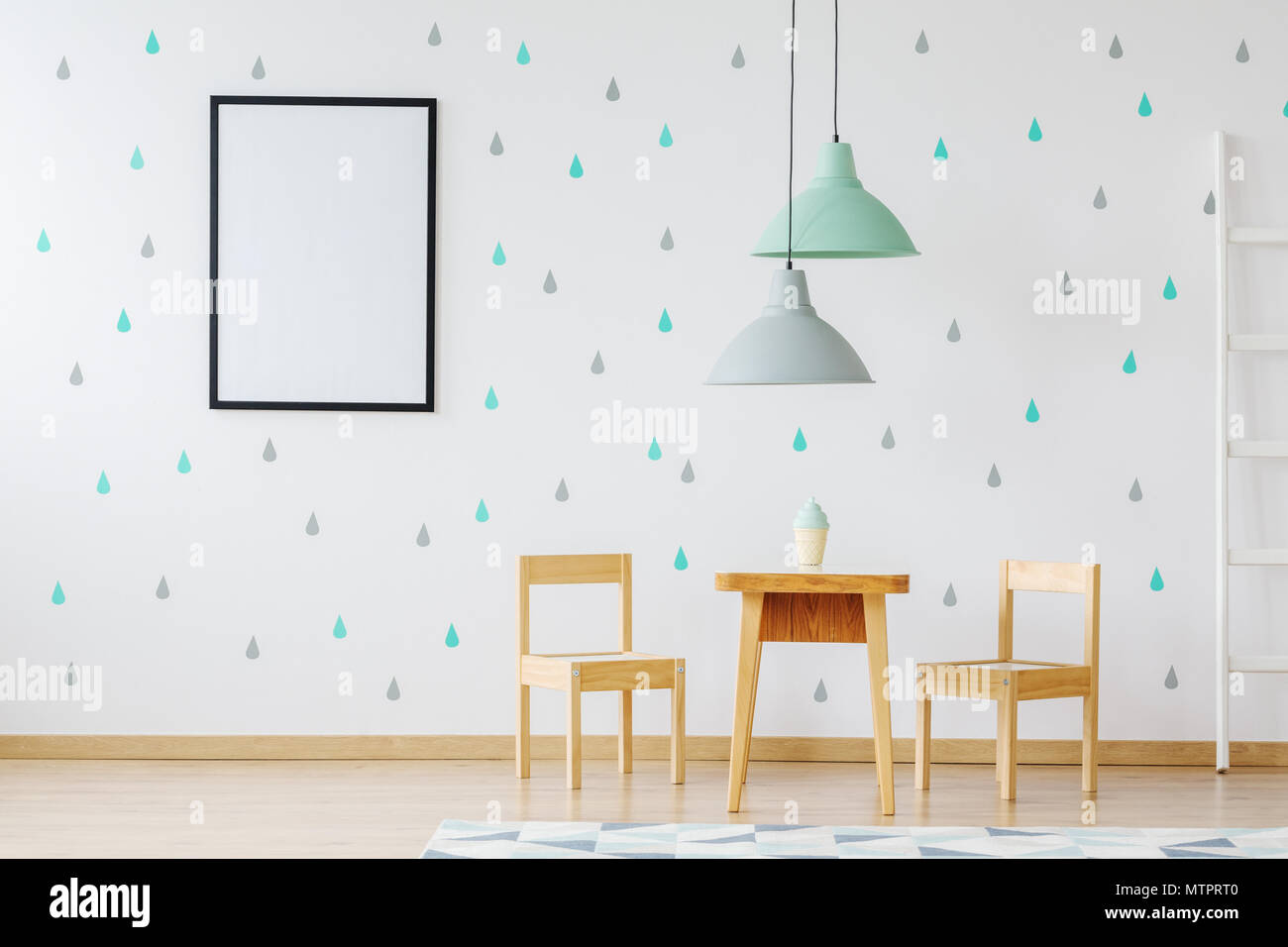 Boceto del cartel sobre el papel tapiz en la habitación de los niños con muebles de madera y lámparas de menta y gris Foto de stock