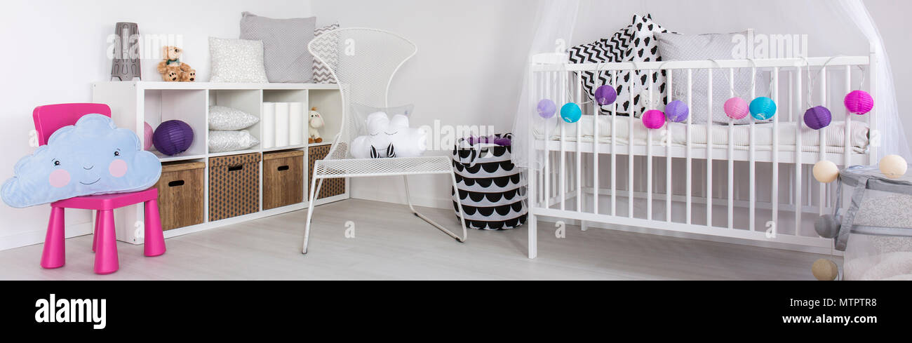 Luz blanco de la habitación del bebé con cunas, sillas, regale blanca y  elegante decoración, panorama Fotografía de stock - Alamy